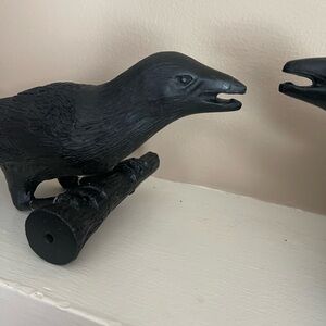 Resin crow figurines, a great addition to the decor!